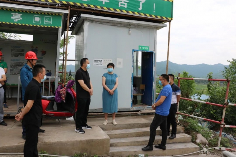 阆中市相关单位负责人到校督导东区宿舍及场馆建设